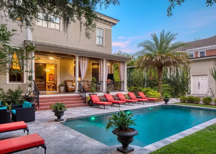 Estill Manor- Luxurious Savannah Estate With Pool & Garden - Sleeps 12