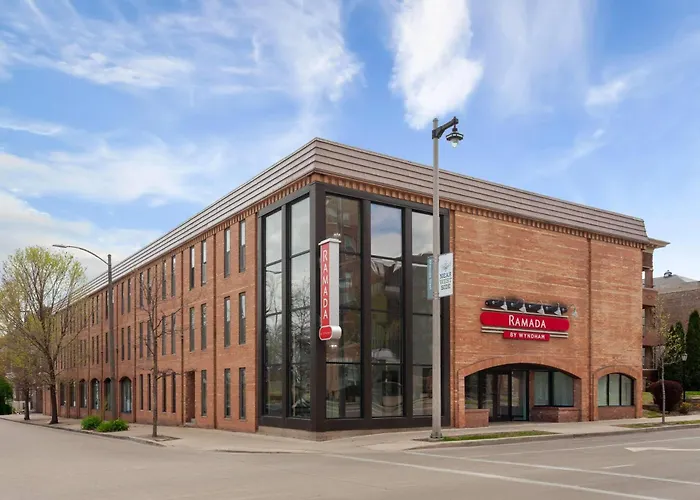 Ramada By Wyndham Milwaukee Hotel