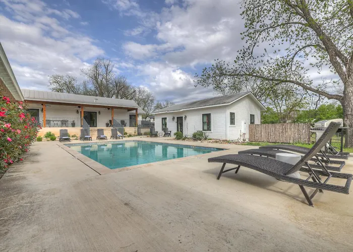Schubert Inn Cottage - Pool - Walk To Main St Fredericksburg