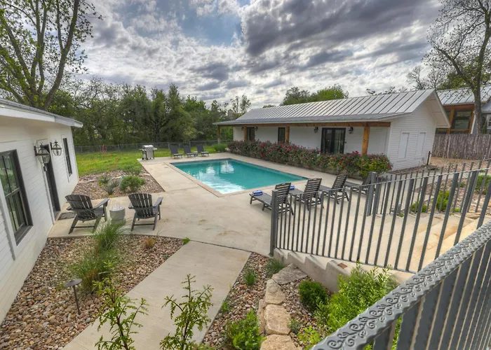 Schubert Inn-Main With Pool And Grill - 2Blks To Main Fredericksburg