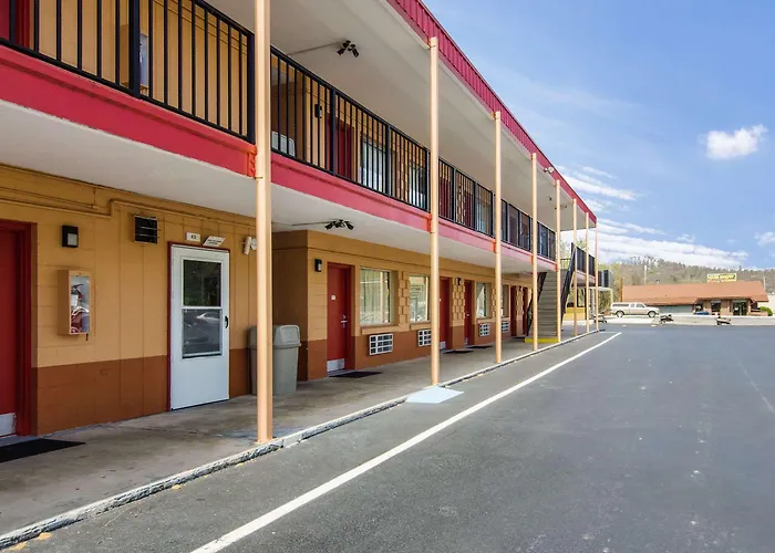 Econo Lodge Near Motor Speedway Bristol