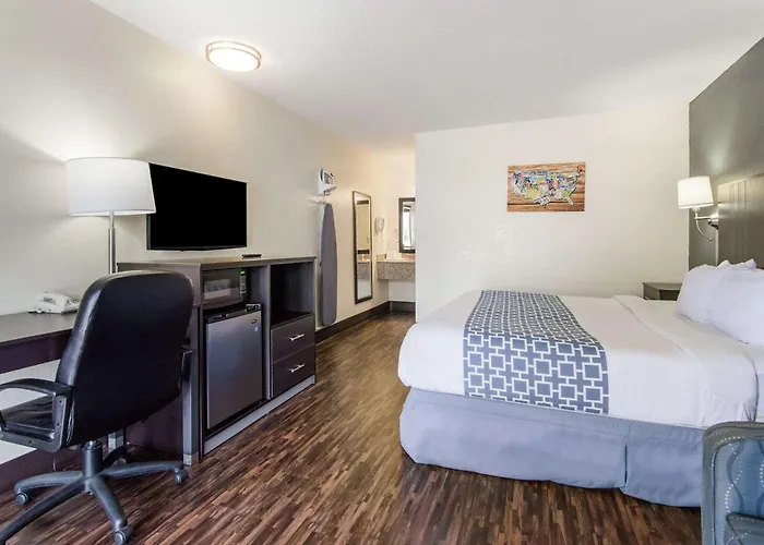 Econo Lodge Near Motor Speedway Bristol