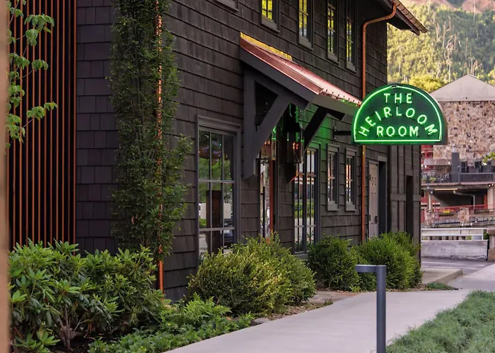 Historic Rocky Waters Inn, A Small Luxury Hotel Gatlinburg