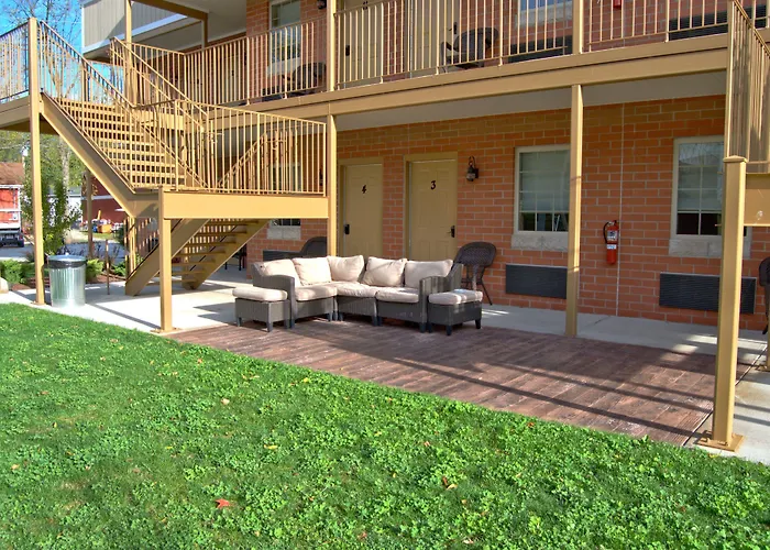 Put-In-Bay Victory Station Hotel