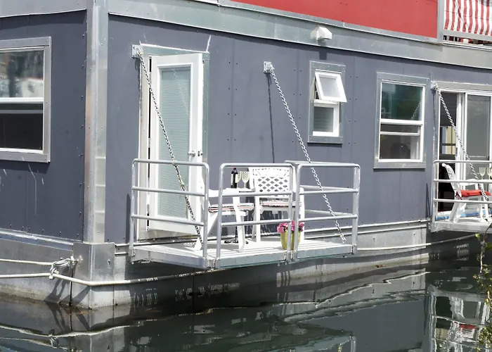 A Float Home B&B In Fisherman'S Wharf Victoria