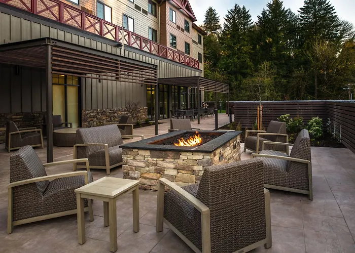 Courtyard By Marriott Olympia Hotel