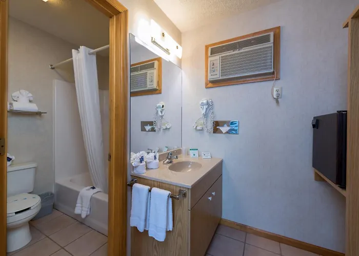 Adirondack Retreat Inn & Suites Lake George
