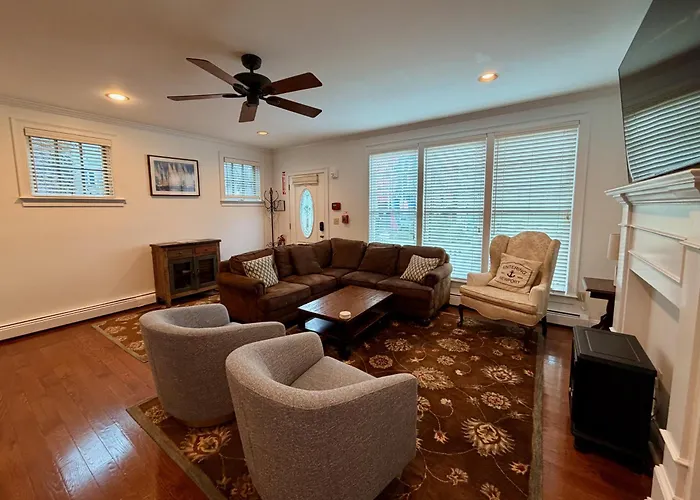 Modern Cottage Downtown Npt-Waites Wharf Cottage Re05618-Str Newport