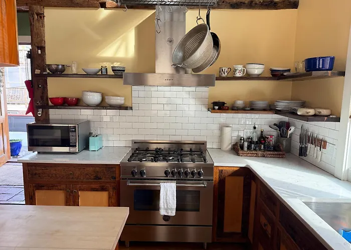 Magical Post And Beam Loft Downtown Newport! Hotel