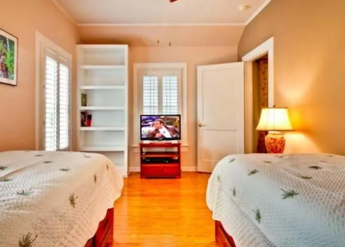 Casa De Rosalie By Avantstay Great Location W Pool Bbq Outdoor Dining Month Long Stays Only Key West