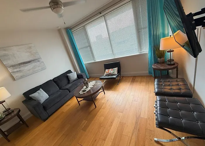 Beautiful Walk To French Quarter, Pool, Gym, View Apartment New Orleans