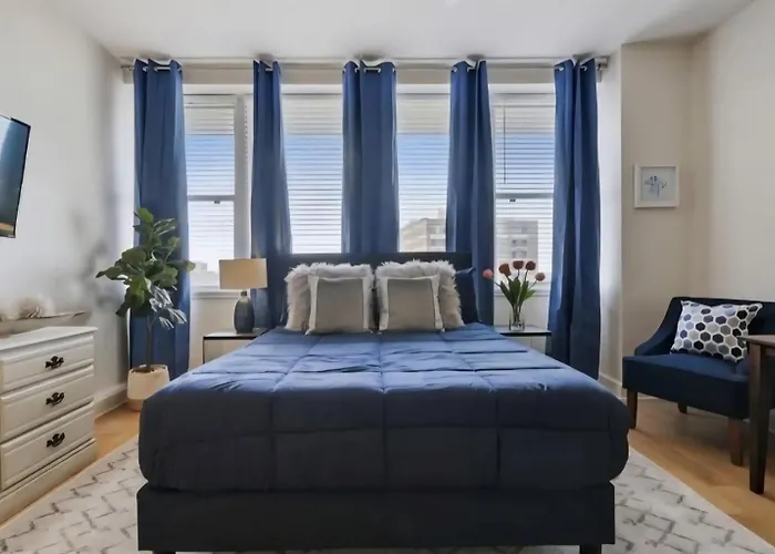 Beautiful Walk To French Quarter, Pool, Gym, View Apartment New Orleans