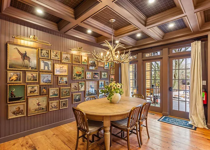 The Royce On Spring - High-End Family Getaway In Newport Villa