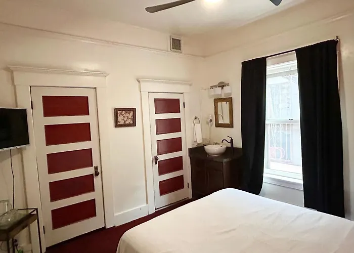 Bisbee Grand Hotel, Saloon, And Music Venue
