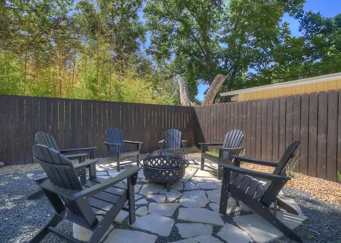 Southern Charm - Near Main With Hot Tub Fredericksburg