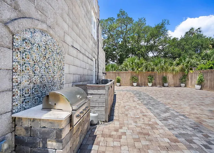 Remodeled Historic 1800S Carriage House, The Castle Garden, Colonial Modern Mansion Villa St. Augustine