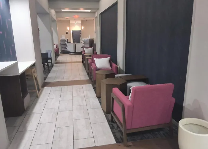 La Quinta By Wyndham New Haven Hotel