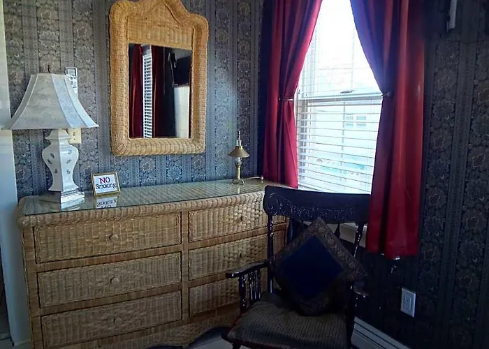 The Henry Collins Inn Newport