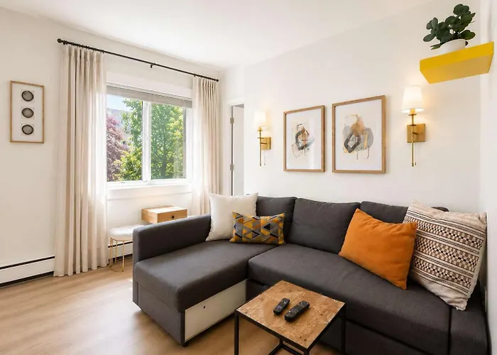 Colorful Downtown Condo, 2 Bedrooms, King Bed Seattle