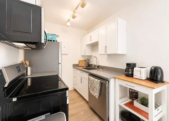 Colorful Downtown Condo, 2 Bedrooms, King Bed Seattle