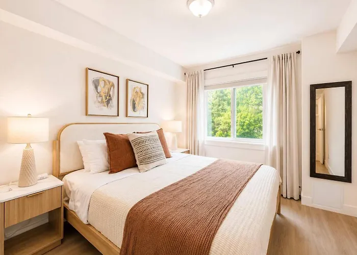 Colorful Downtown Condo, 2 Bedrooms, King Bed Seattle