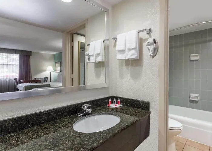Baymont By Wyndham Sarasota Hotel