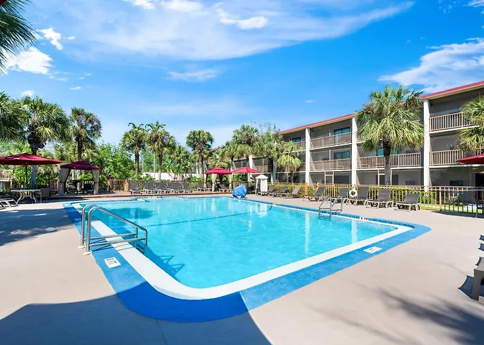 Red Roof Inn Plus+ & Suites Naples Downtown-5Th Ave S