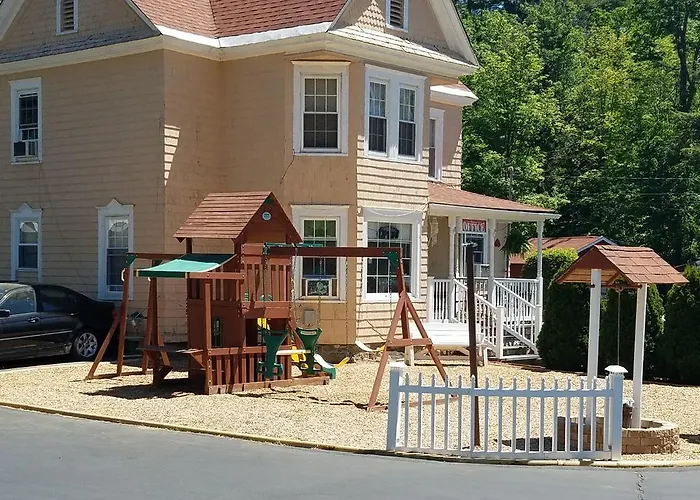 Seven Dwarfs Cabins - White Cabin Lake George